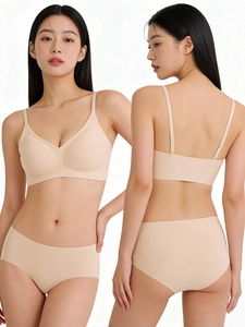 Détail de l'ensemble de lingerie sans couture col en V avec bretelles croisées en beige