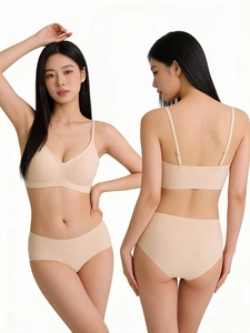 Vue détaillée d'un ensemble de lingerie sans couture en tissu très élastique beige
