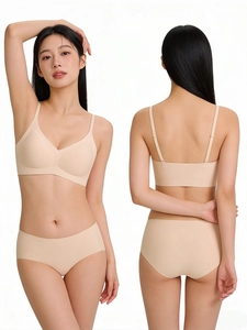 Vue détaillée d'un ensemble de lingerie beige sans couture montrant l'avant et l'arrière