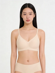 Ensemble soutien-gorge sans couture col en V et culotte beige sur mannequin
