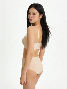 Vue arrière d'un ensemble de lingerie nude sans couture avec soutien-gorge en V et culotte