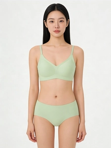 Vue de face de l'ensemble de lingerie vert clair sans couture avec soutien-gorge en V