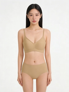 Ensemble lingerie sans couture beige avec col en V et bretelles croisées sur mannequin