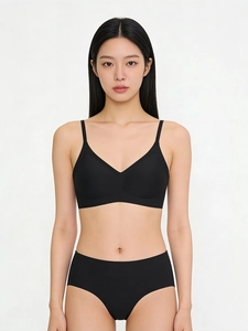Détail d'un ensemble de lingerie noire sans couture avec col en V et fines bretelles