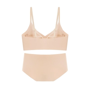 Détail de l'ensemble lingerie sans couture beige avec soutien-gorge V et culotte