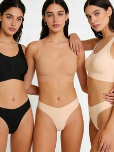 Trois modèles portant des soutiens-gorge sans coutures et culottes assorties neutres