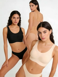 Détail d'un ensemble de lingerie sans couture avec décolleté en U et larges bretelles
