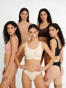 Vue détaillée d'ensembles de lingerie sans couture en divers tons neutres et styles variés