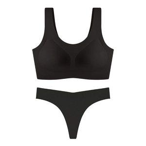 Détail à plat de l'ensemble de lingerie sans couture noir avec soutien-gorge et string