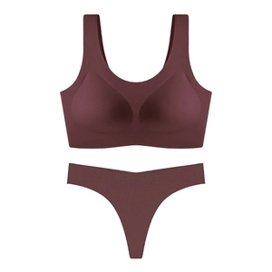 Détail d'un ensemble de lingerie sans couture bordeaux avec coussinets amovibles