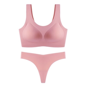 Vue détaillée d'un ensemble soutien-gorge sans coutures et string rose poudré