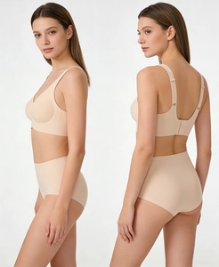 Détail ensemble lingerie sans couture beige avec soutien-gorge sans armature et culotte haute