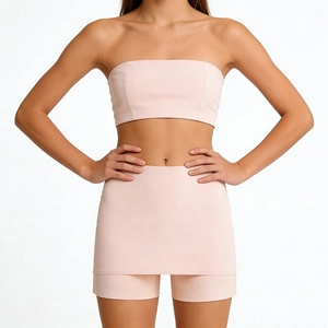 Ensemble haut bandeau et mini-jupe rose clair à taille haute avec short intégré