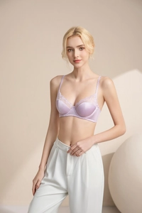 Detailopname van lavendelkleurige kanten bh met satijnen cups en beugel bij model