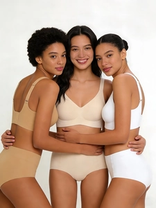 Détail de l'ensemble de lingerie sans couture en beige et blanc avec culotte haute
