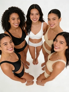 Cinq modèles en soutiens-gorge de sport sans couture et culottes à coupe extensible