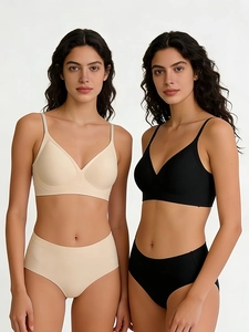 Vue de face des ensembles de lingerie sans couture avec bonnets triangle sans armatures
