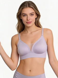 Detail eines hellvioletten bügellosen BHs mit Netz-V-Ausschnitt und nahtlosem Stoff