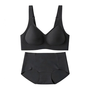 Détail d'un ensemble de lingerie noire sans couture avec soutien-gorge sans armature et culotte
