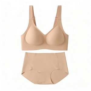Détail d'un ensemble soutien-gorge beige sans couture avec larges bretelles élastiques