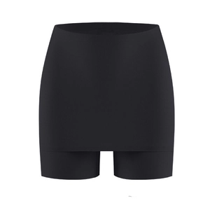 Vue macro d'un short gainant taille haute avec contrôle du ventre et design sans couture