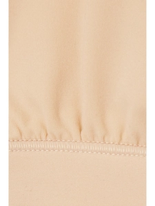 Gros plan sur la taille élastique chair sans couture avec texture côtelée et coutures lisses