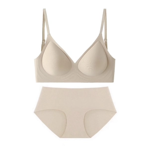 Vue à plat d'un ensemble de lingerie beige sans couture avec soutien-gorge et culotte