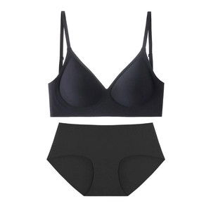 Détail d'un ensemble de lingerie sans couture noir avec soutien-gorge souple et culotte