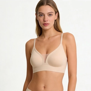 Nahtloser bügelloser BH mit V-Ausschnitt Netzbesatz in Beige, am Modell gezeigt