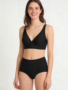 Detail eines nahtlosen schwarzen Dessous-Sets mit tiefem V-Ausschnitt und Soft-Support