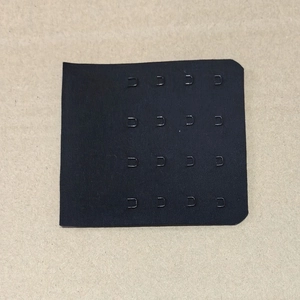 Detail eines schwarzen 4-reihigen 4-Haken nahtlosen Unterwäsche-Erweiterungsstücks aus Stoff
