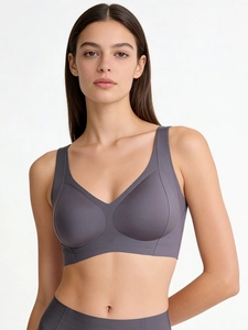 Dettaglio frontale di un reggiseno sportivo grigio scuro senza cuciture con spalline larghe