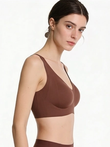 Dettaglio di un reggiseno senza cuciture marrone scuro con scollo a V e tessuto elastico