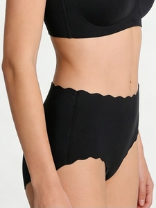 Detail of high-waisted seamless black briefs featuring scalloped edges on the side profile