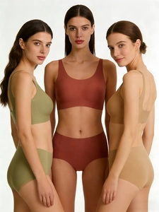 Vue triple d'ensembles de soutiens-gorge et culottes sans couture en vert, rouille et beige