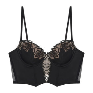 Dettaglio del reggiseno bustier in raso nero con ricamo di rose e lacci frontali