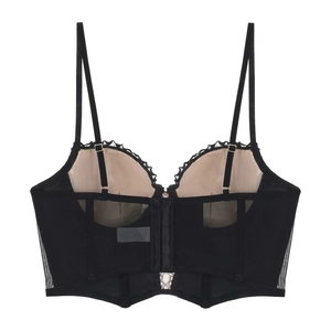 Dettaglio del corsetto in pizzo nero con inserti in rete e supporto a lisca di pesce