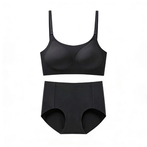 Détail d'un ensemble de lingerie noire sans couture avec bretelles et culotte haute