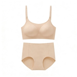 Détail de l'ensemble soutien-gorge et culotte beige sans couture à fines bretelles