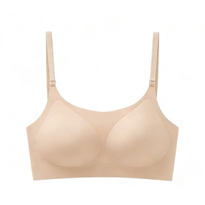 Detail van naadloze beige backless bh met verstelbare bandjes en gladde textuur