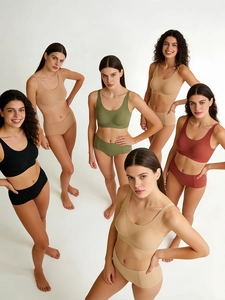 Ensembles de soutiens-gorge et culottes sans couture en plusieurs couleurs sur fond ivoire