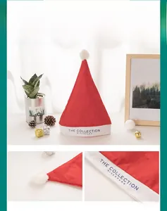 Détail du bord blanc personnalisable sur bonnet de Noël rouge en peluche avec pompon doux