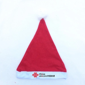 Détail d'un bonnet de Noël rouge personnalisé avec logo China Unicom sur bord blanc
