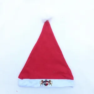 Vue détaillée de dessus d'un bonnet de Noël rouge classique avec bordure en peluche blanche