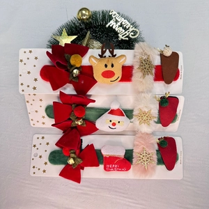 Détail de pinces à cheveux de Noël avec Père Noël, renne et nœuds en velours sur cartes