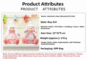 Dettaglio dell'ornamento bambola di peluche seduta da 25 cm con trama in tessuto