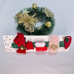 Détail du lot de 4 barrettes de Noël avec nœud en velours, chaussettes et pompons