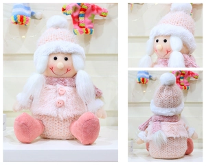 Dettaglio bambola peluche rosa per San Valentino con cappello e bottoni a cuore