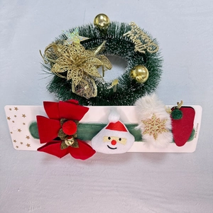 Détail d'un ensemble d'accessoires de Noël avec broderies Père Noël et élan
