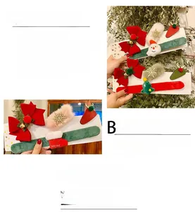 Détail du set de Noël avec nœuds en velours, bracelets Père Noël et pinces à cheveux cerf